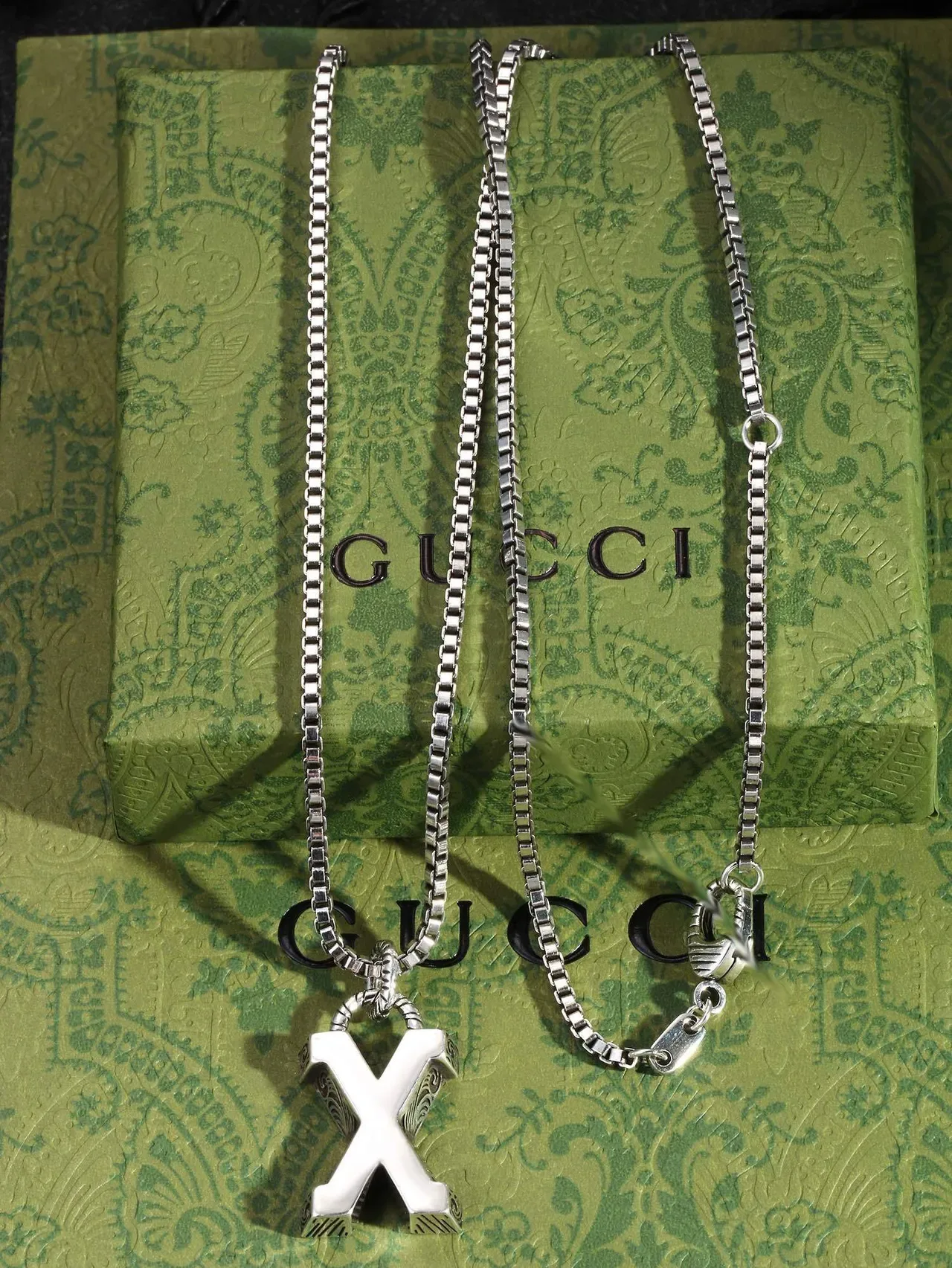 Gucci Horsebit 1955 Collier à chaîne box-link argentée blanche avec pendentif lettre émaillé rempli 2