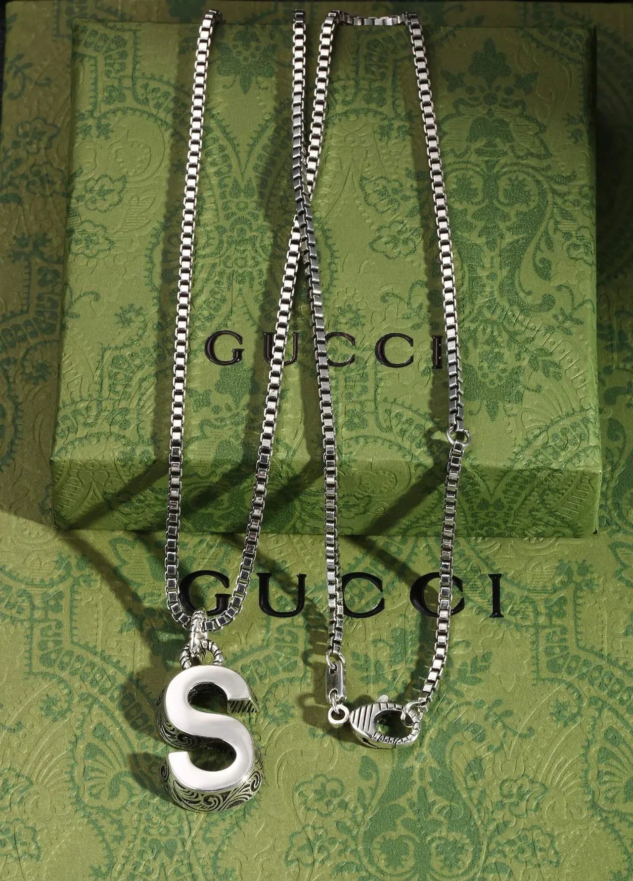 Gucci Horsebit 1955 Collier à chaîne box-link argentée blanche avec pendentif lettre émaillé rempli 3