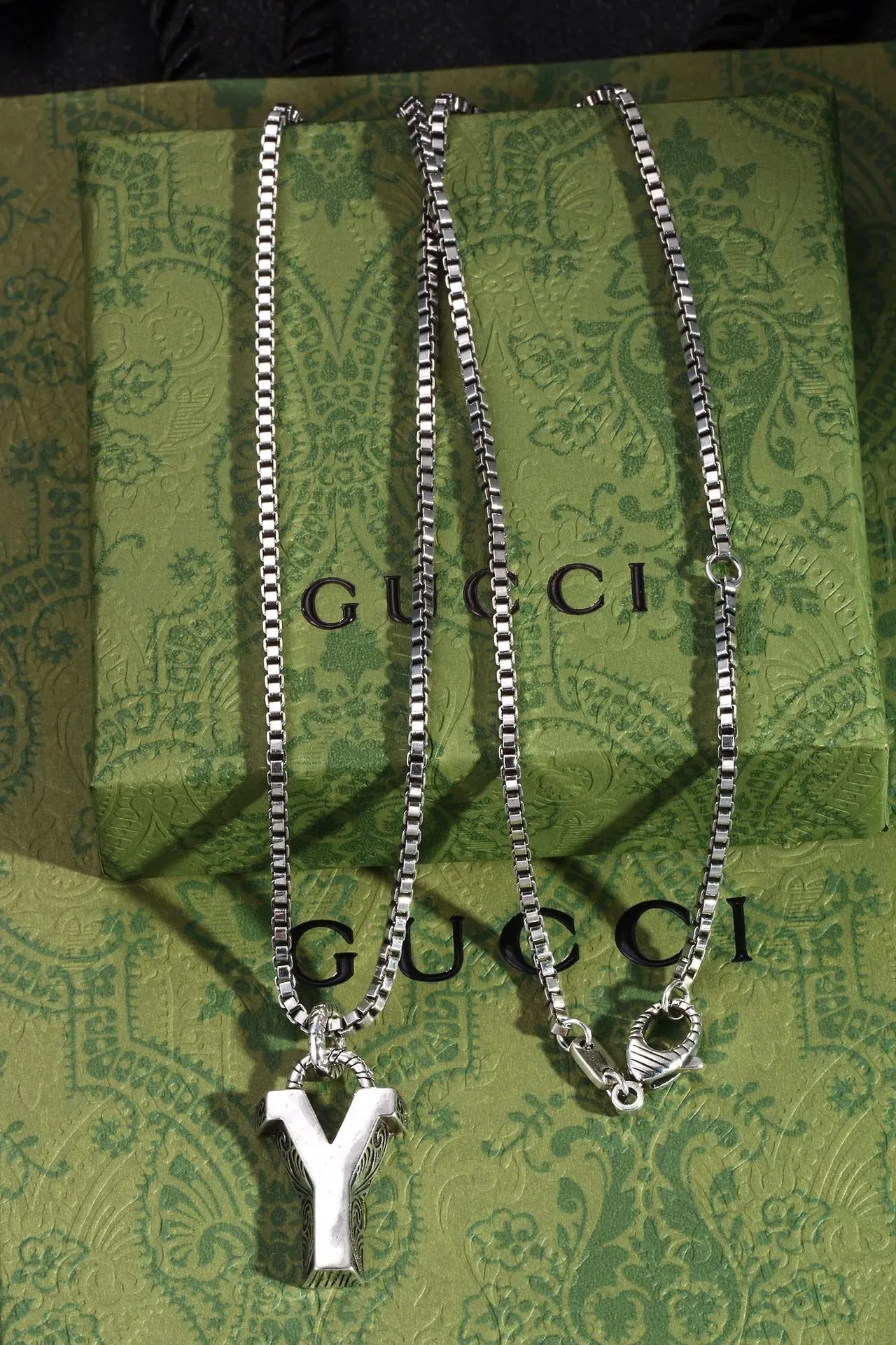 Gucci Horsebit 1955 Collier à chaîne box-link argentée blanche avec pendentif lettre émaillé rempli 4