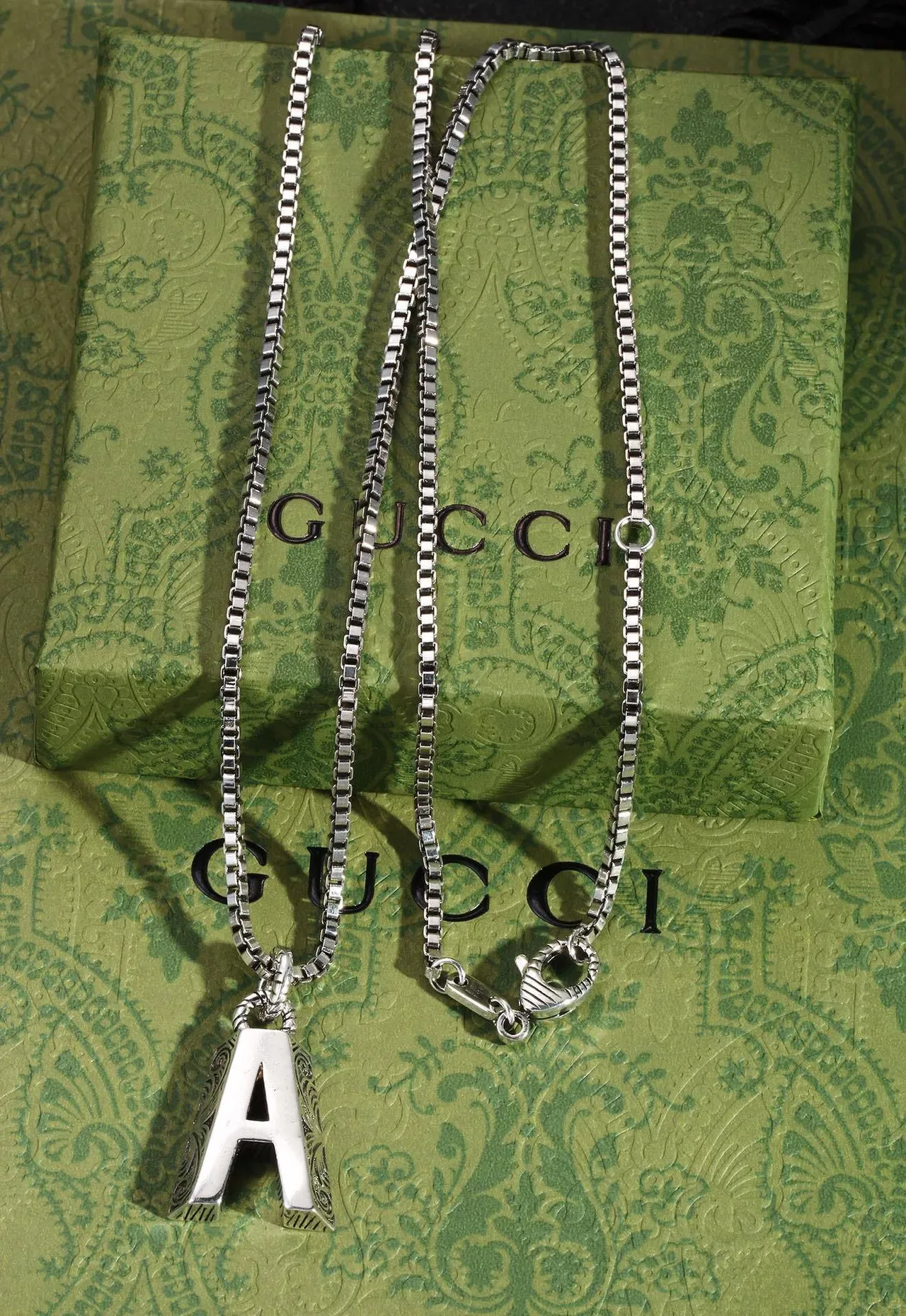 Gucci Horsebit 1955 Collier à chaîne box-link argentée blanche avec pendentif lettre émaillé rempli 5