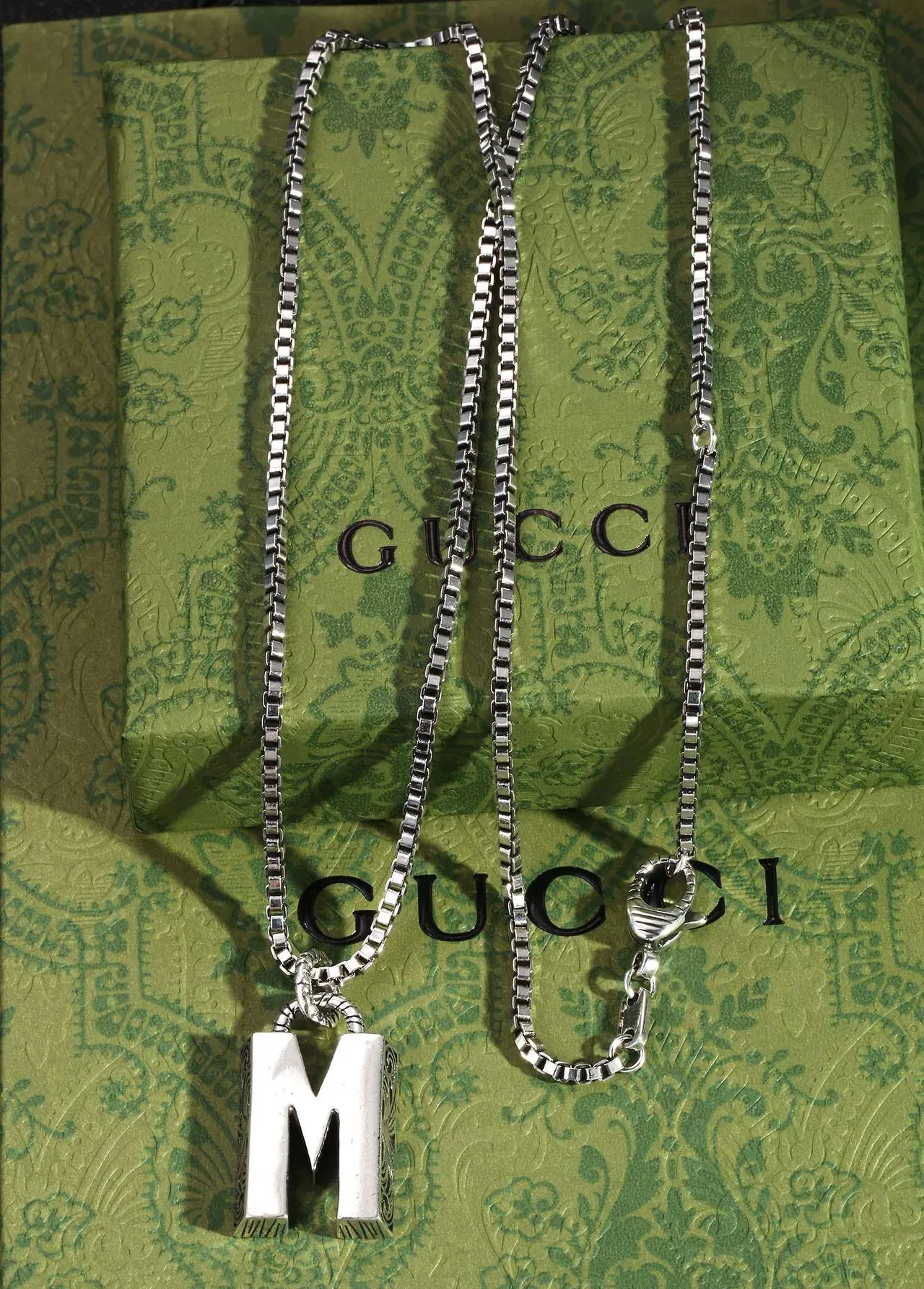 Gucci Horsebit 1955 Collier à chaîne box-link argentée blanche avec pendentif lettre émaillé rempli 6