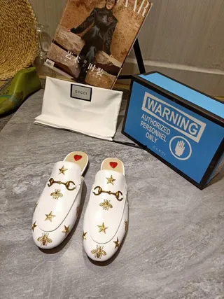 Gucci Horsebit 1955 Mocassin en Cuir Blanc Brodé avec Abeille et Étoile Dorée 2