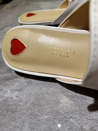 Gucci Horsebit 1955 Mocassin en Cuir Blanc Brodé avec Abeille et Étoile Dorée 3