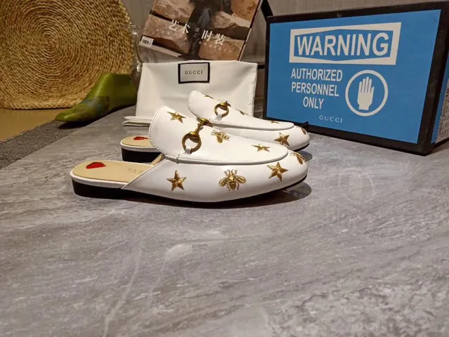 Gucci Horsebit 1955 Mocassin en Cuir Blanc Brodé avec Abeille et Étoile Dorée 4