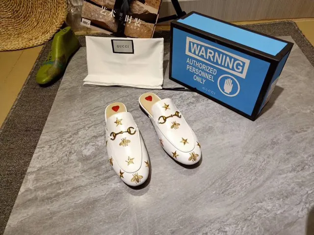 Gucci Horsebit 1955 Mocassin en Cuir Blanc Brodé avec Abeille et Étoile Dorée 5