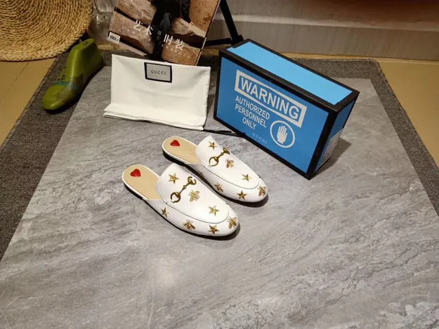 Gucci Horsebit 1955 Mocassin en Cuir Blanc Brodé avec Abeille et Étoile Dorée 7