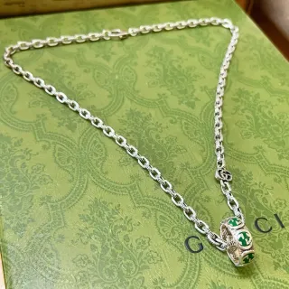 Gucci Icon قلادة Interlocking G مينا خضراء
