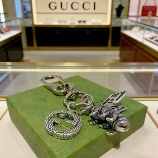 Gucci Interlocking G و Bee حلقة المفاتيح الفضية المعدنية شعار سوار