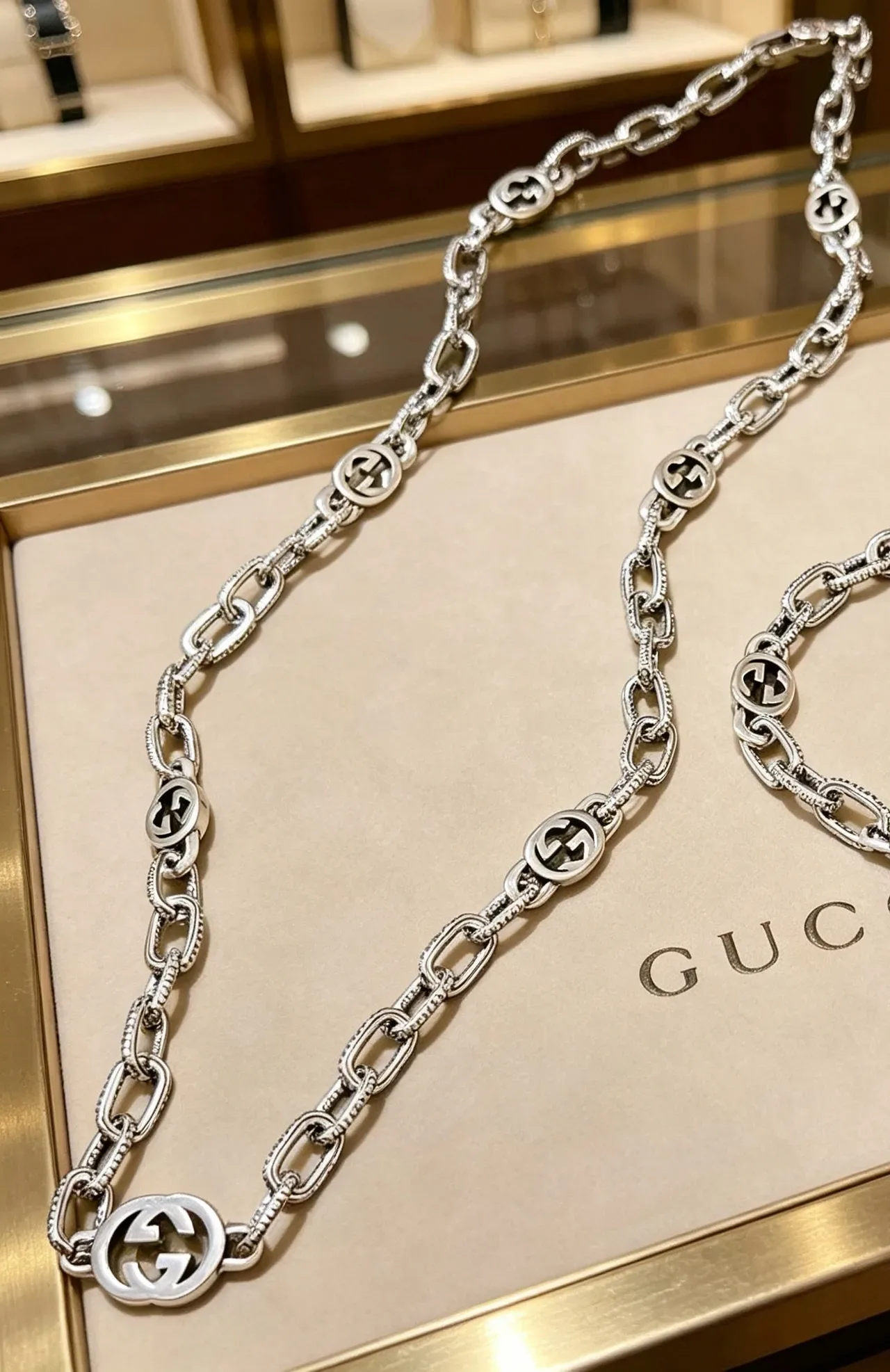 Gucci Interlocking G Silver Chunky Chain-Link GG Medallions Bracelet 2