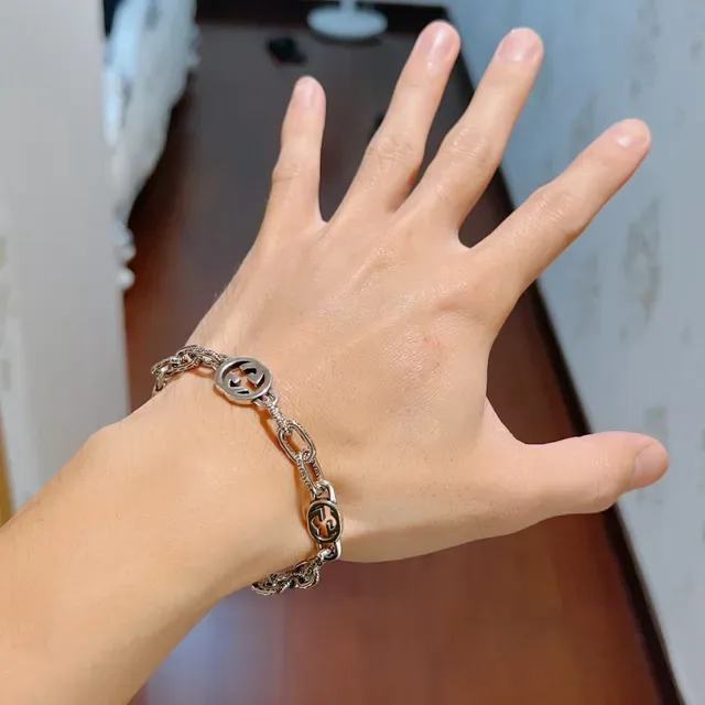 Gucci Interlocking G Silver Chunky Chain-Link GG Medallions Bracelet 4