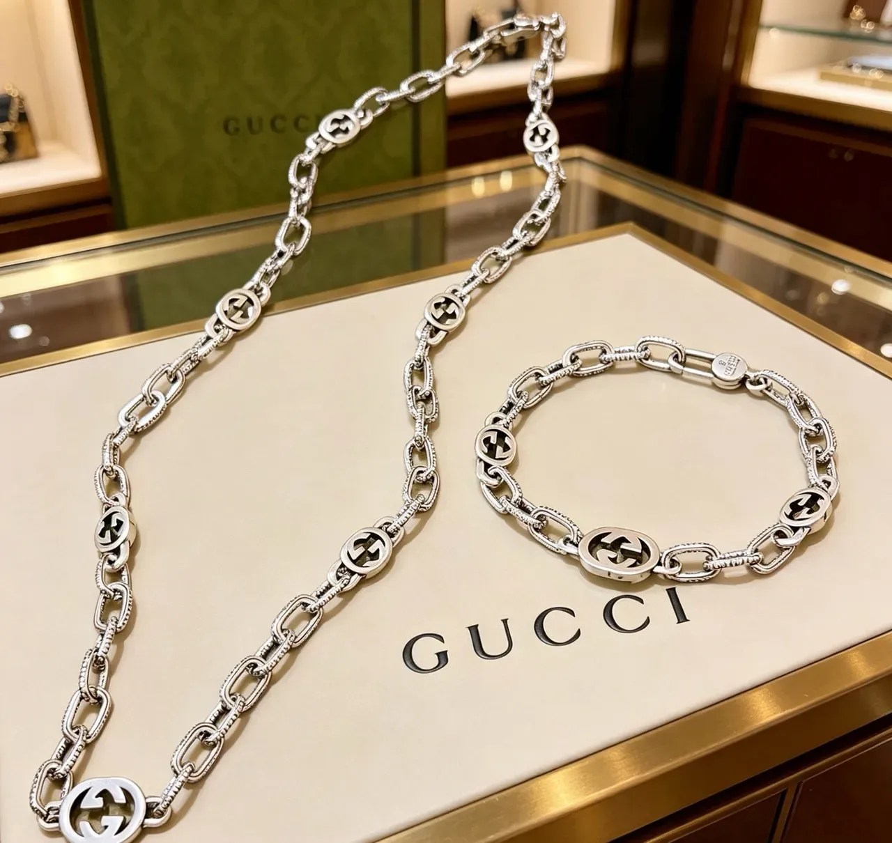 Gucci Interlocking G Silver Chunky Chain-Link GG Medallions Bracelet 9