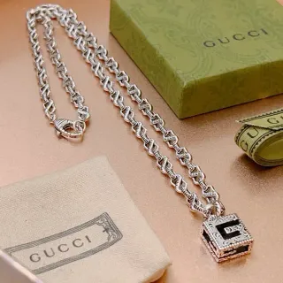 Gucci Interlocking G قلادة مربعة متشابكة