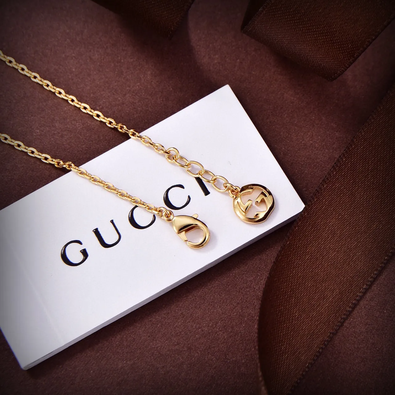 Collier Gucci Logo Chain avec accents perle blanche et or 3