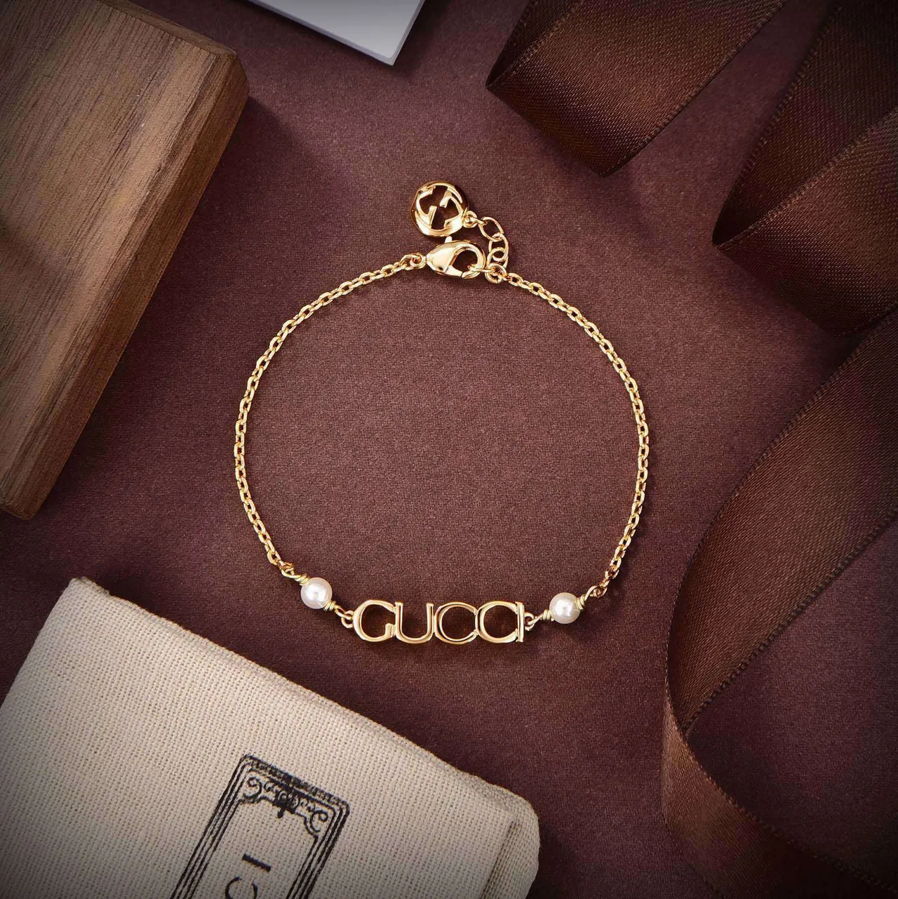 Collier Gucci Logo Chain avec accents perle blanche et or 6