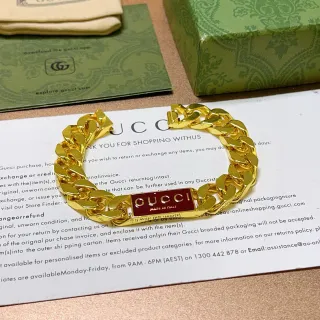 Gucci Placa de Logo Curb-Link de Tono Dorado con Esmalte Rojo Pulsera