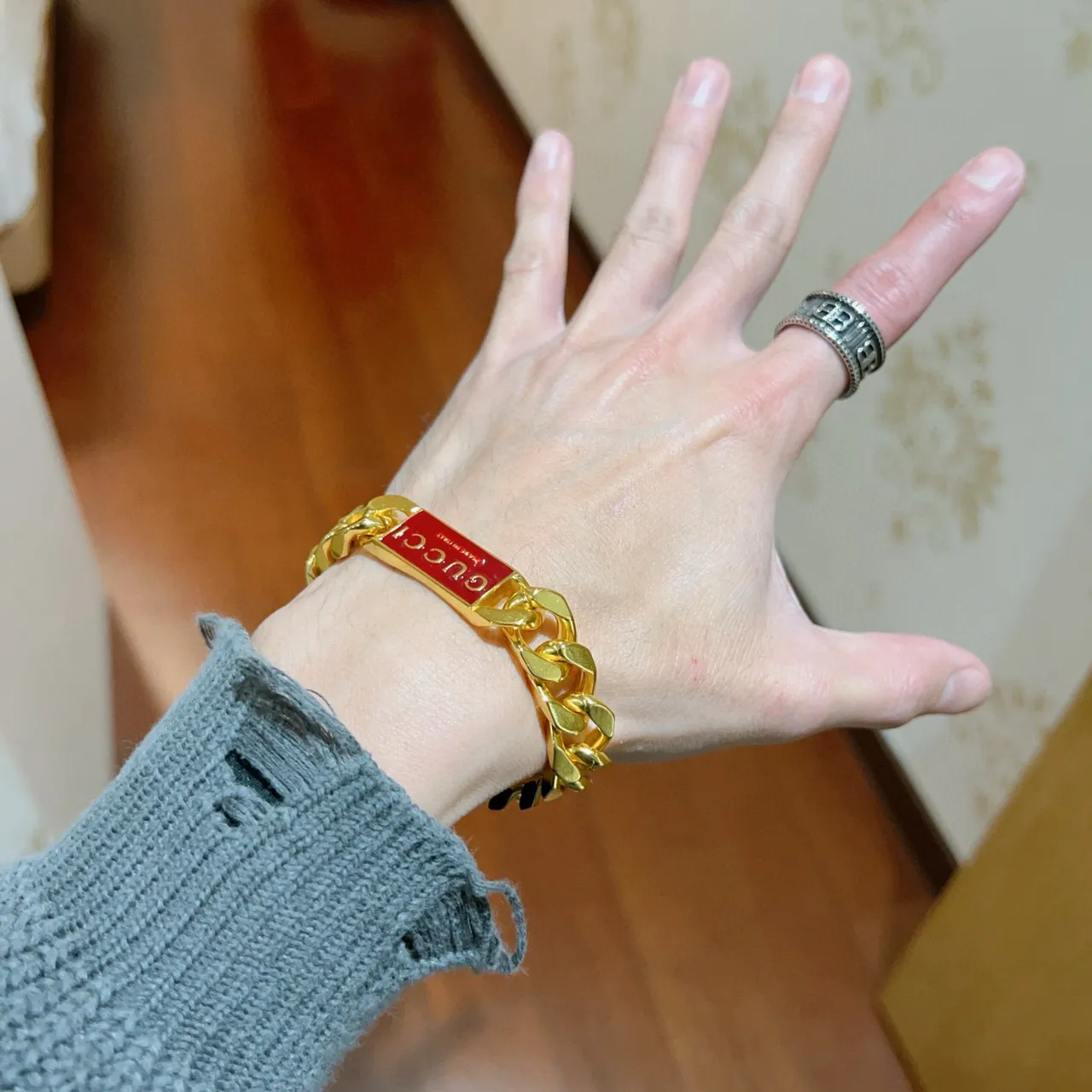 Gucci Logo Plaque Curb-Link Gold-Tone Red Enamel Bracelet 5