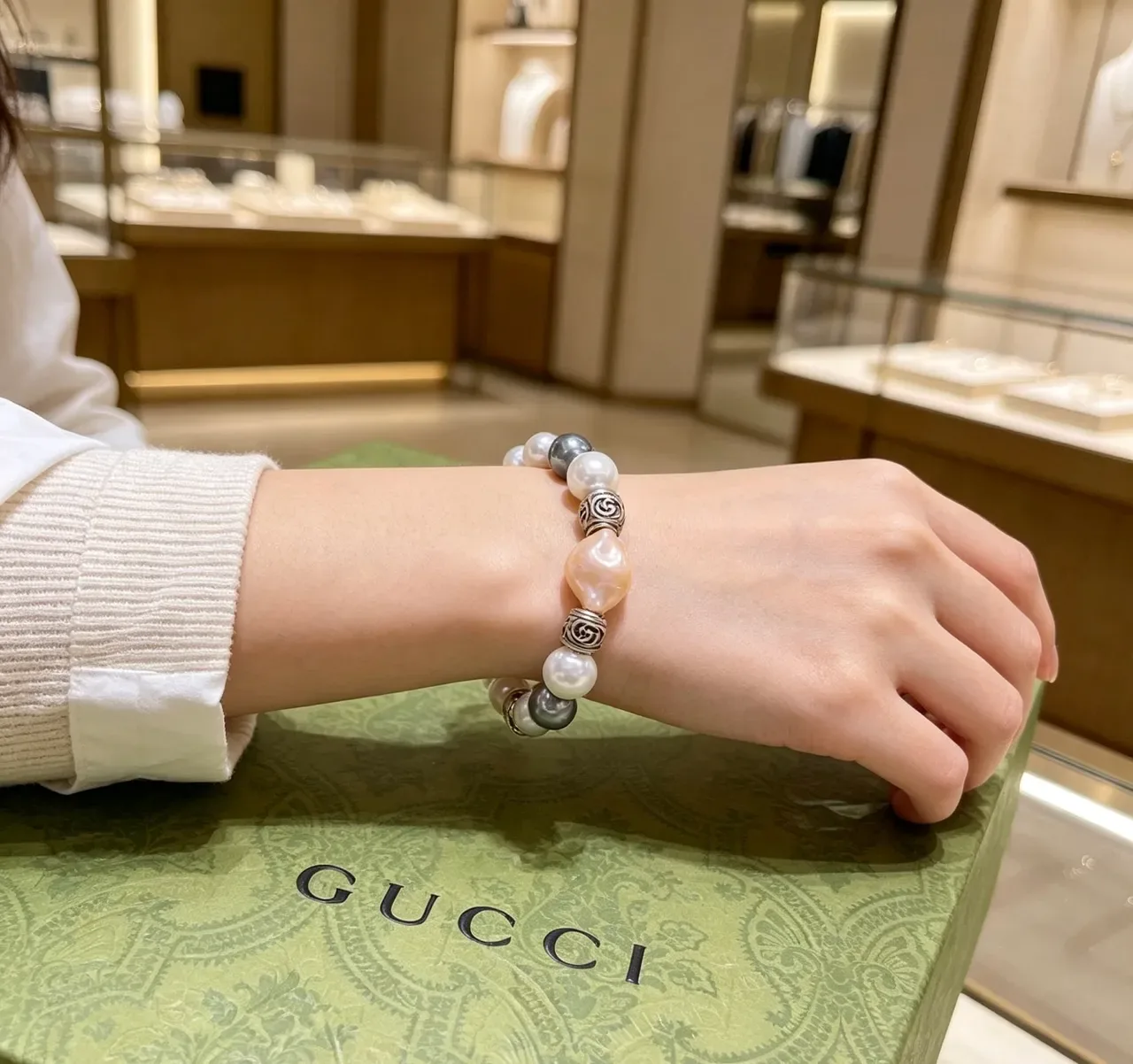 Gucci Multi-Pearl and Silver-Tone Bead Bracelet 8