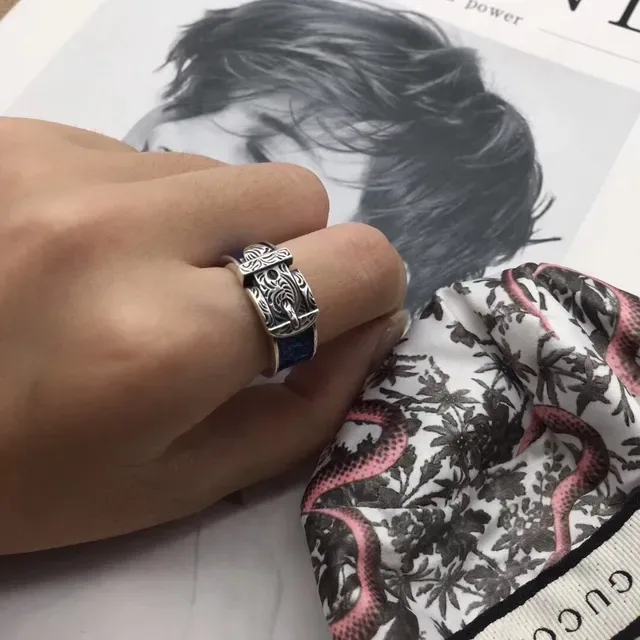Gucci Bagues tête de lion en argent et émail bleu ornementées 2