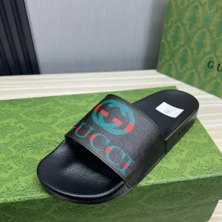 Gucci Screener काली बहुरंगी लॉगो प्रिंट स्ट्रैप टेक्सचर्ड पेबल्ड सोल चप्पल