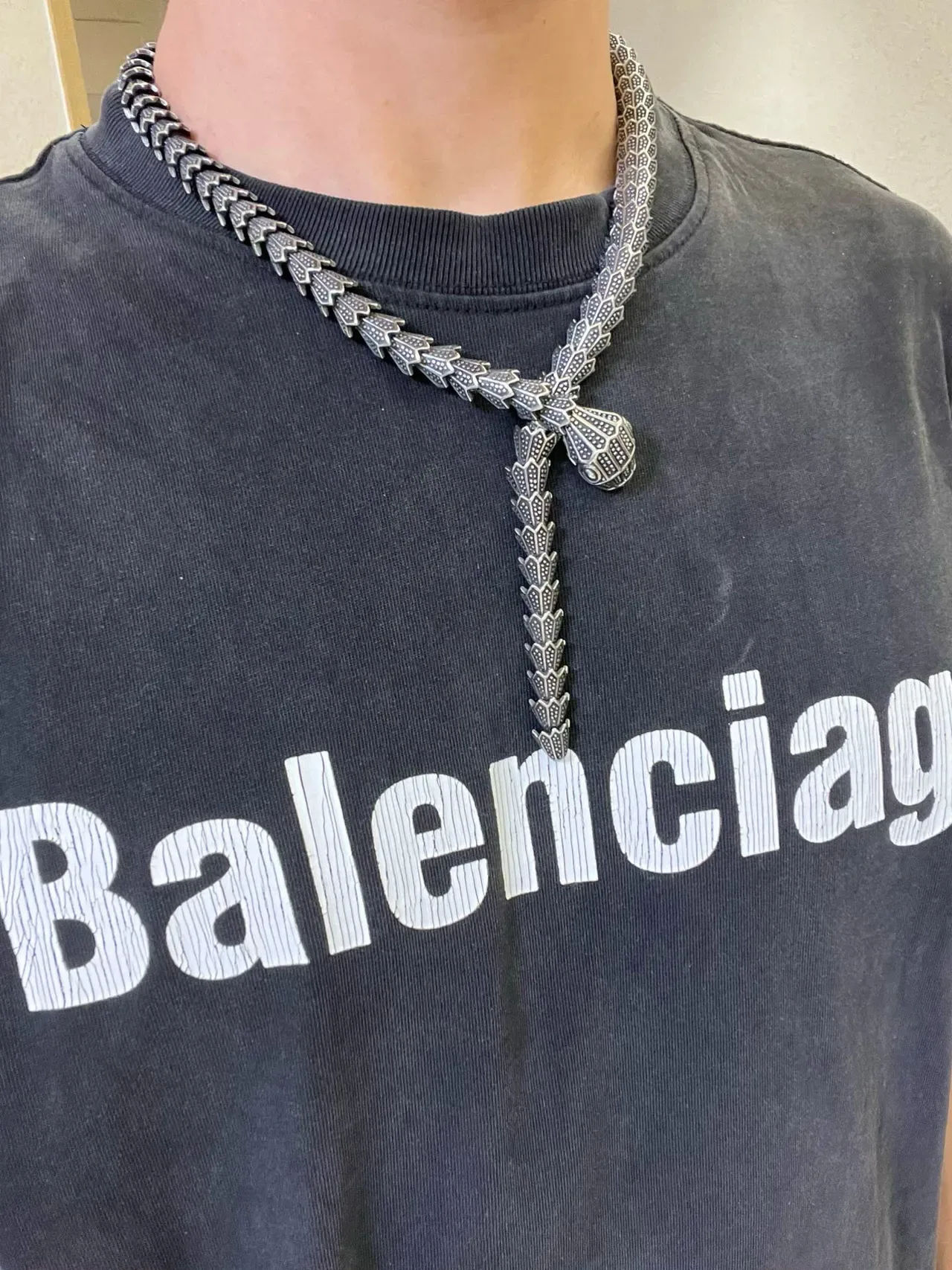 Colar Gucci Serpent Prata Preto Articulado Escama Texturizada Detalhe 2