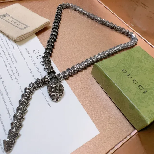 Colar Gucci Serpent Prata Preto Articulado Escama Texturizada Detalhe 4