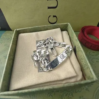 Gucci Plata Beige Cadena Curb Gruesa Grabada Motivo GG Placa Pulsera