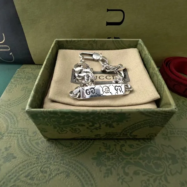 Gucci Silver Beige Chunky Curb Chain Engraved GG Motif Plate Bracelet 7
