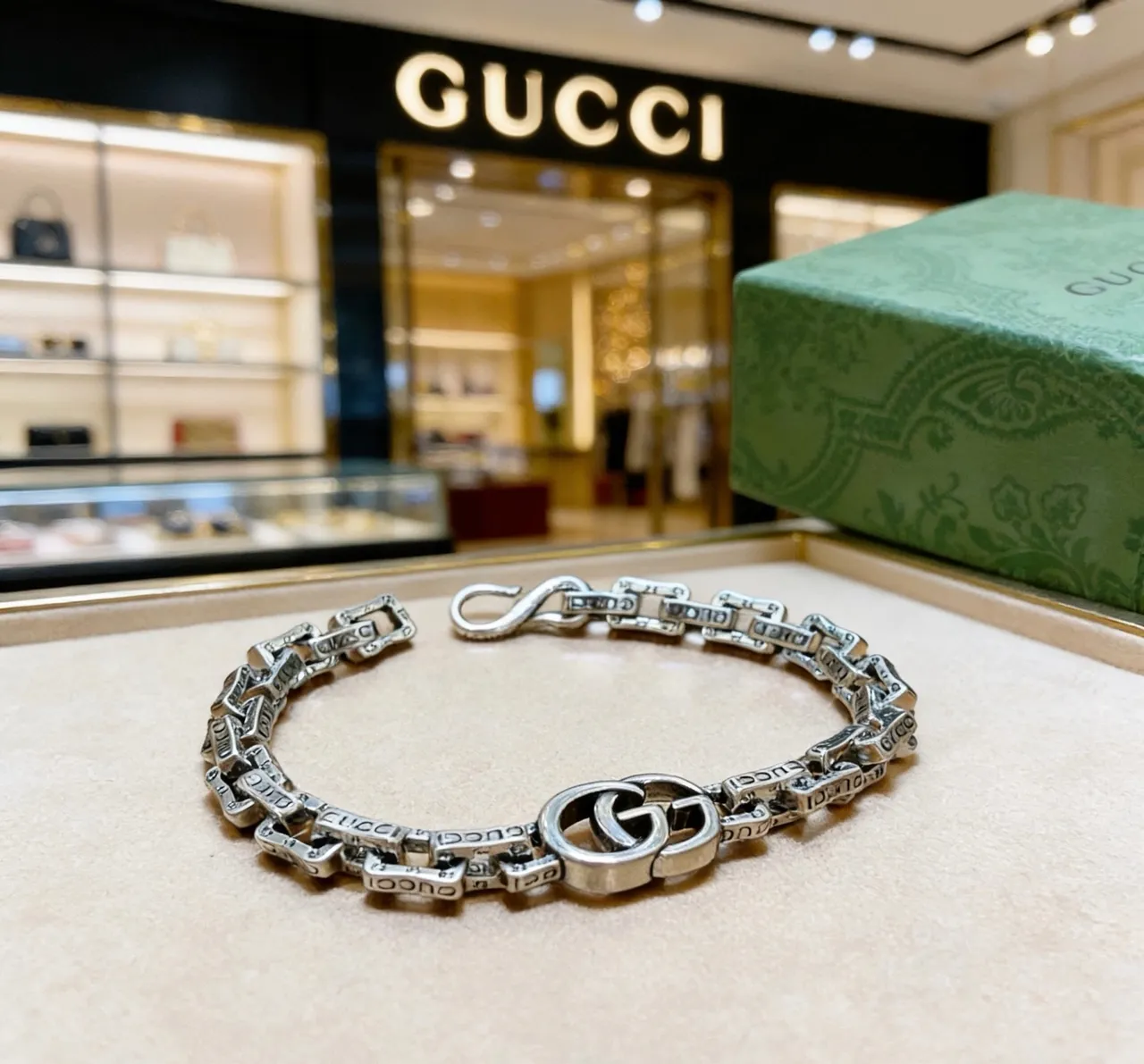 Gucci Silver Chunky Chain-Link Engraved Branding Bracelet 2