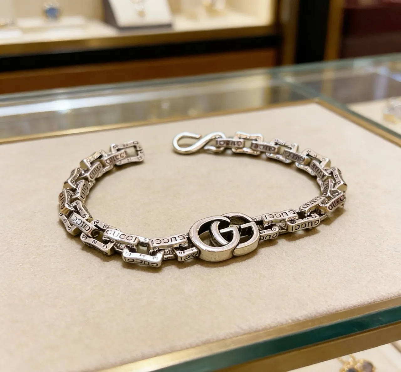 Gucci Silver Chunky Chain-Link Engraved Branding Bracelet 3