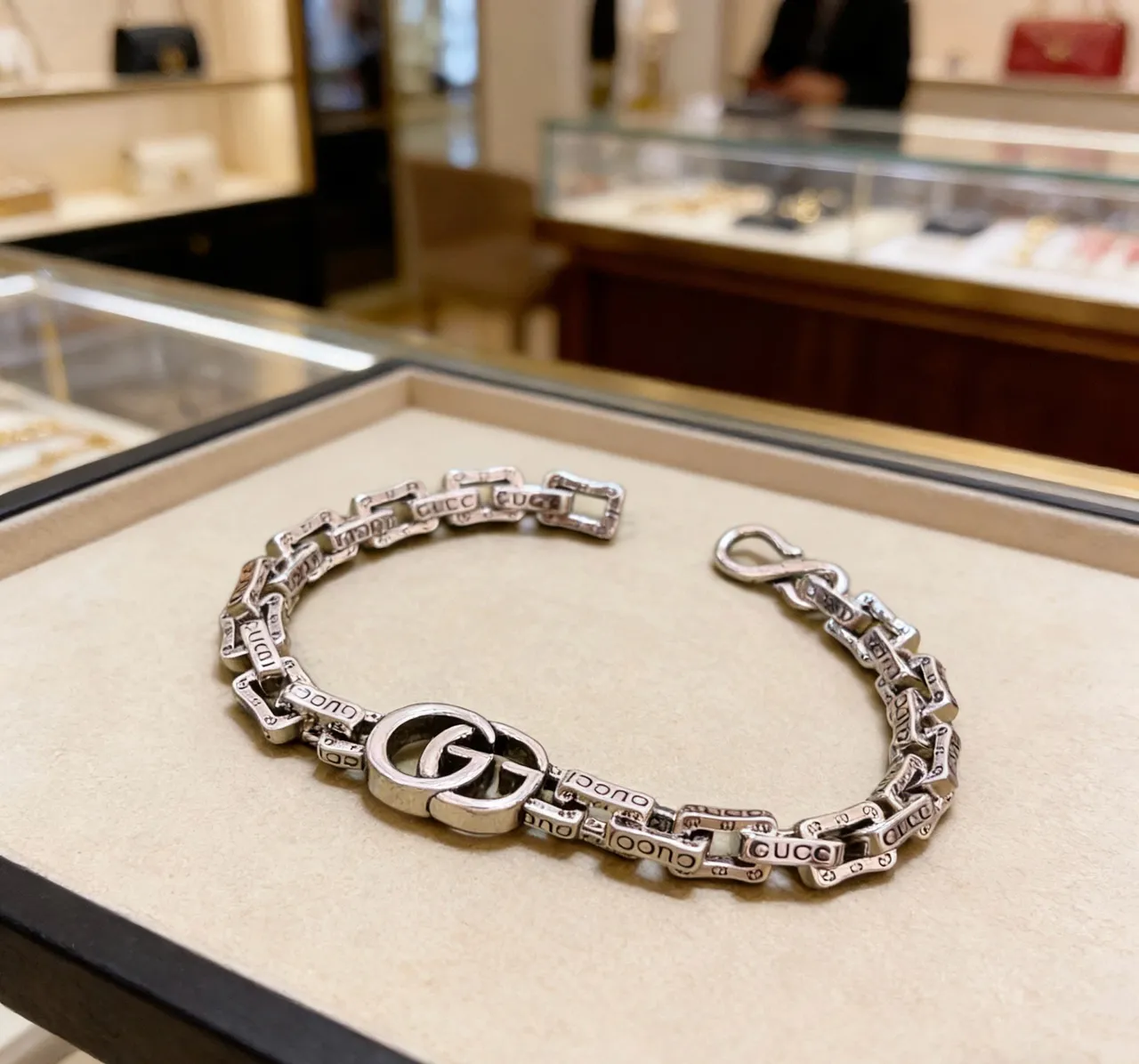 Gucci Silver Chunky Chain-Link Engraved Branding Bracelet 5