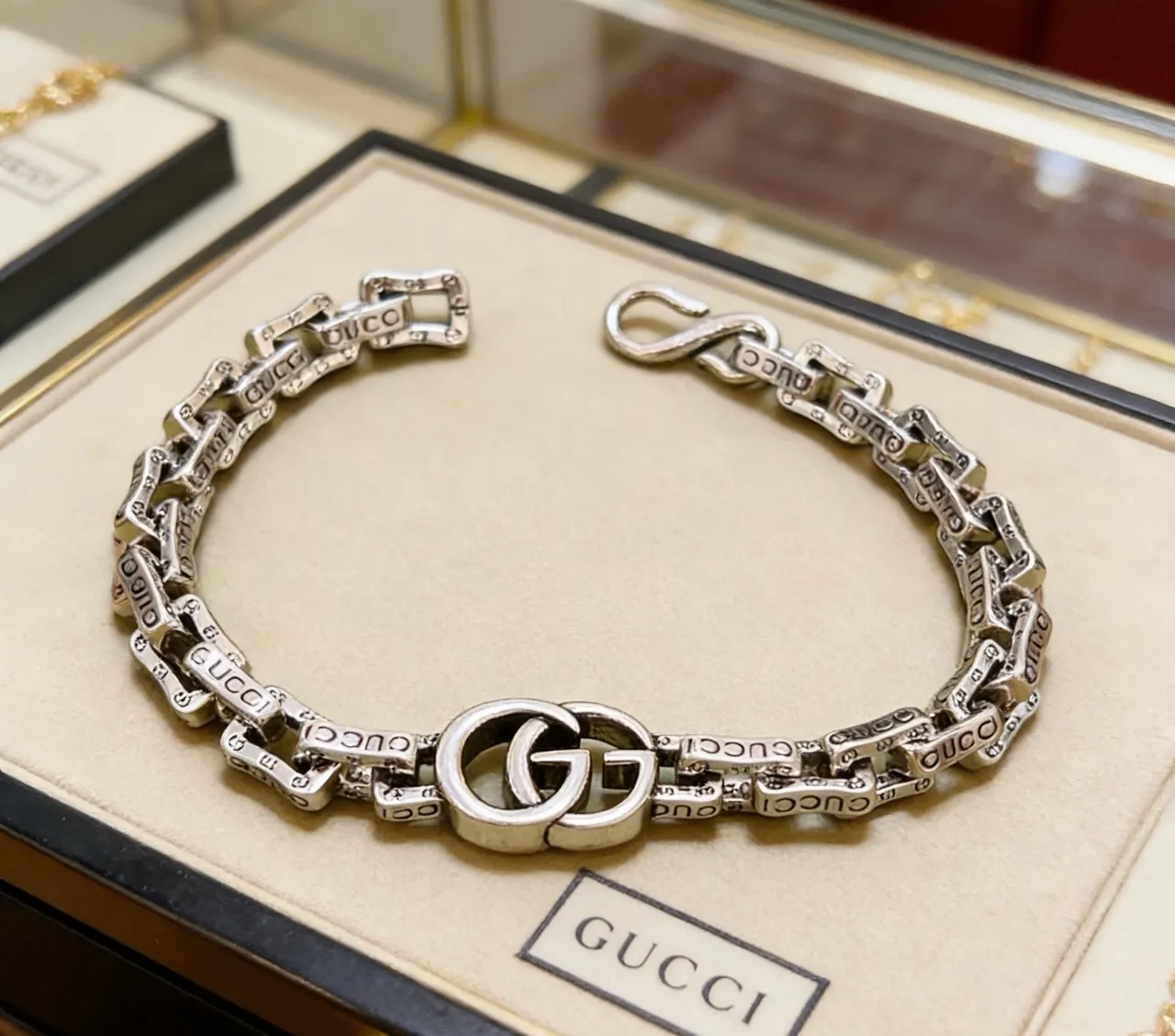 Gucci Silver Chunky Chain-Link Engraved Branding Bracelet 6