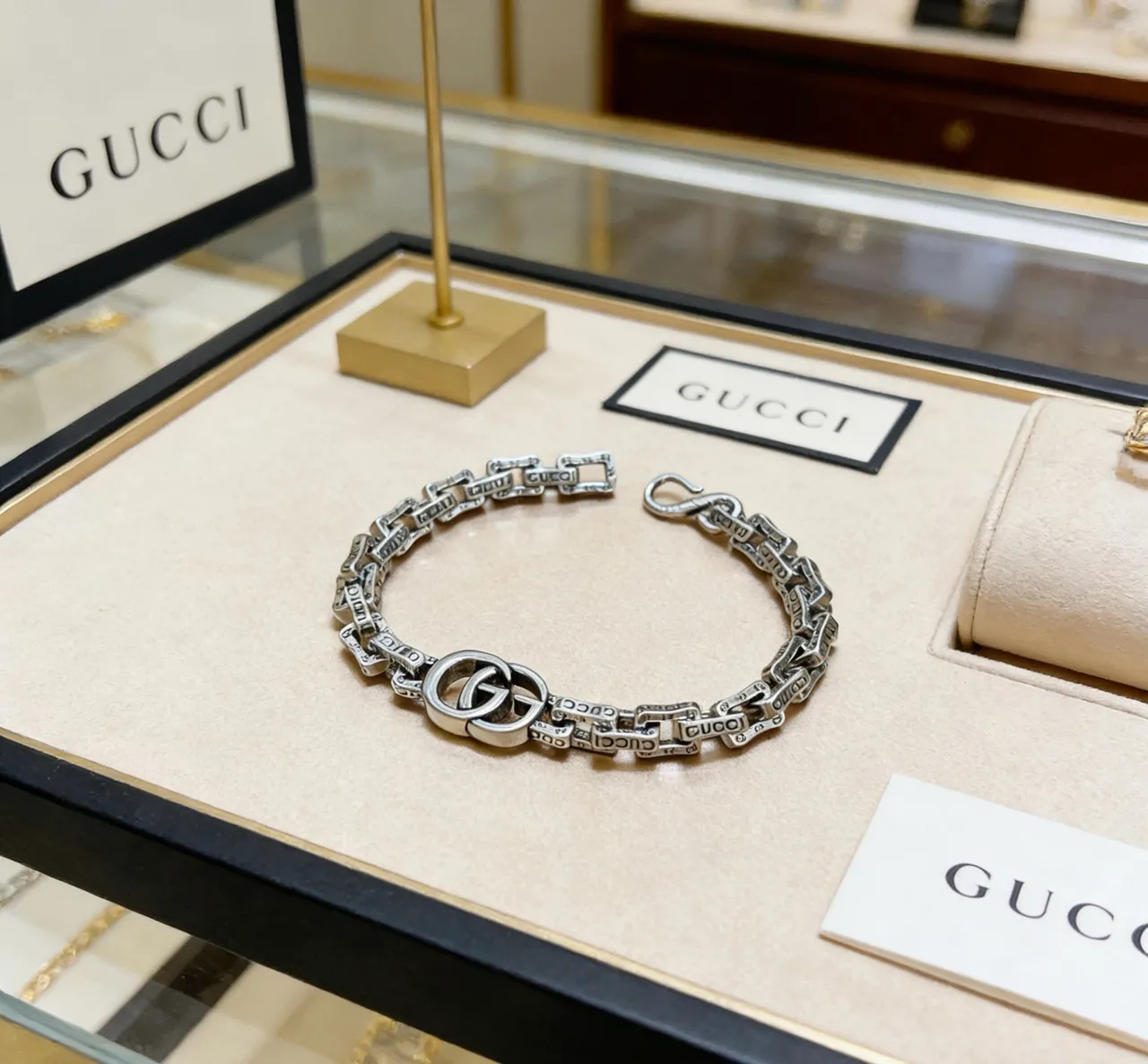 Gucci Silver Chunky Chain-Link Engraved Branding Bracelet 9
