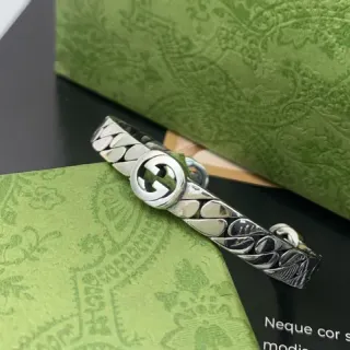 Gucci Pulsera plateada chunky curb-link con medallón Interlocking G