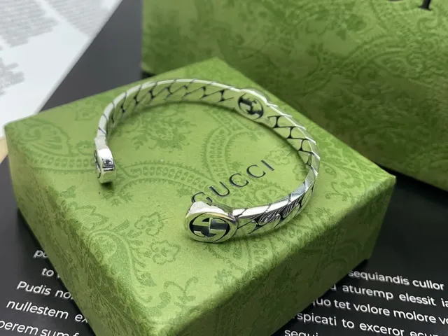 Gucci Silver Chunky Curb-Link Interlocking G Medallion Bracelet 4