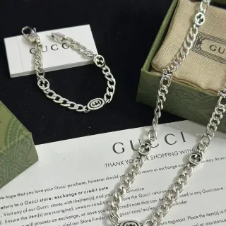 Gucci سوار فضي سلسلة كيرب مداليونات G متشابكة