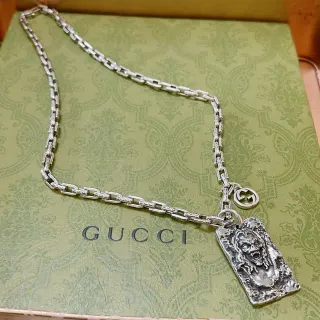 Gucci Colier chaîne en maillons argentée avec pendentif visage grotesque sculpté