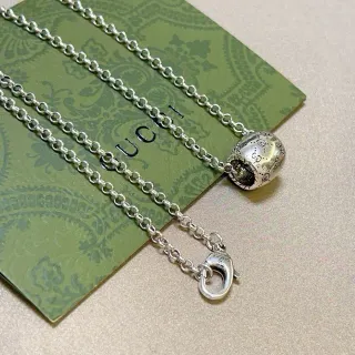 Gucci collier à chaîne à maillons ovales argentée avec pendentif sphérique gravé