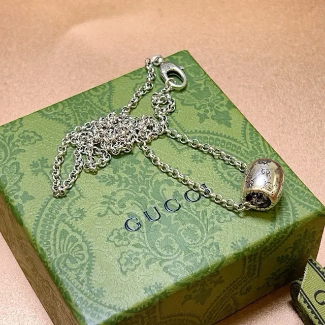 Gucci Silver Oval-Link Chain Engraved Spherical Pendant Necklace 4