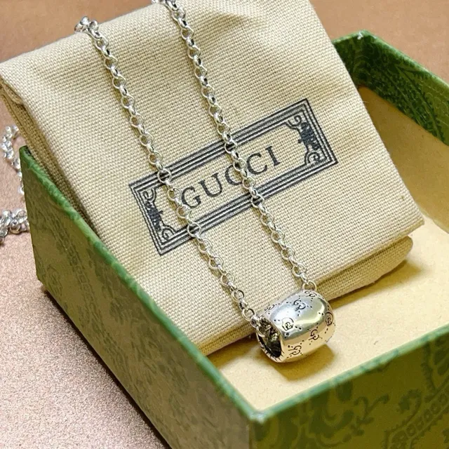 Gucci Silver Oval-Link Chain Engraved Spherical Pendant Necklace 9