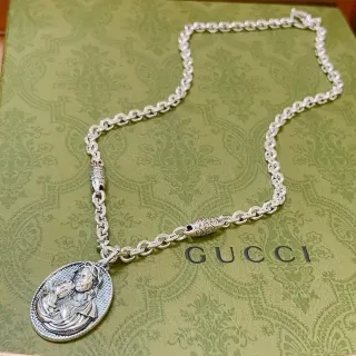 Gucci قلادة دينية بميداليون فضي