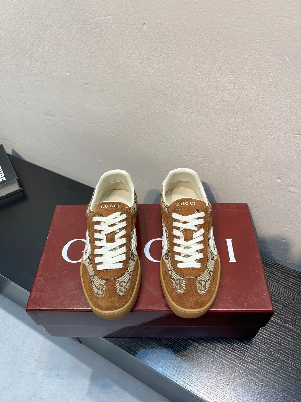 Gucci Tennis 1977 Daim marron et GG Monogram Sneakers Lifestyle 2