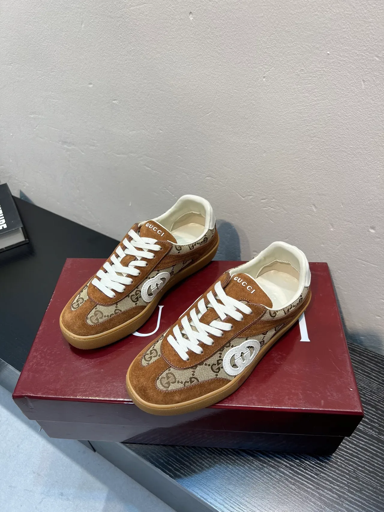 Gucci Tennis 1977 Daim marron et GG Monogram Sneakers Lifestyle 3