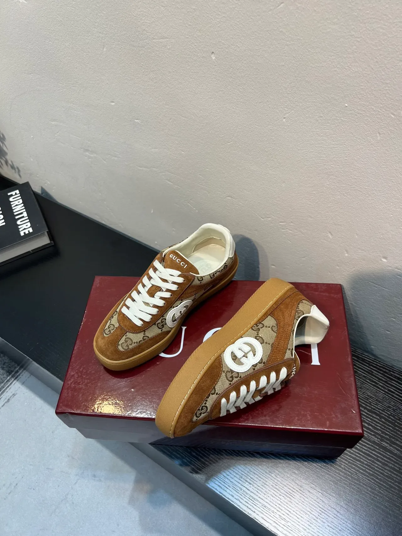 Gucci Tennis 1977 Daim marron et GG Monogram Sneakers Lifestyle 4