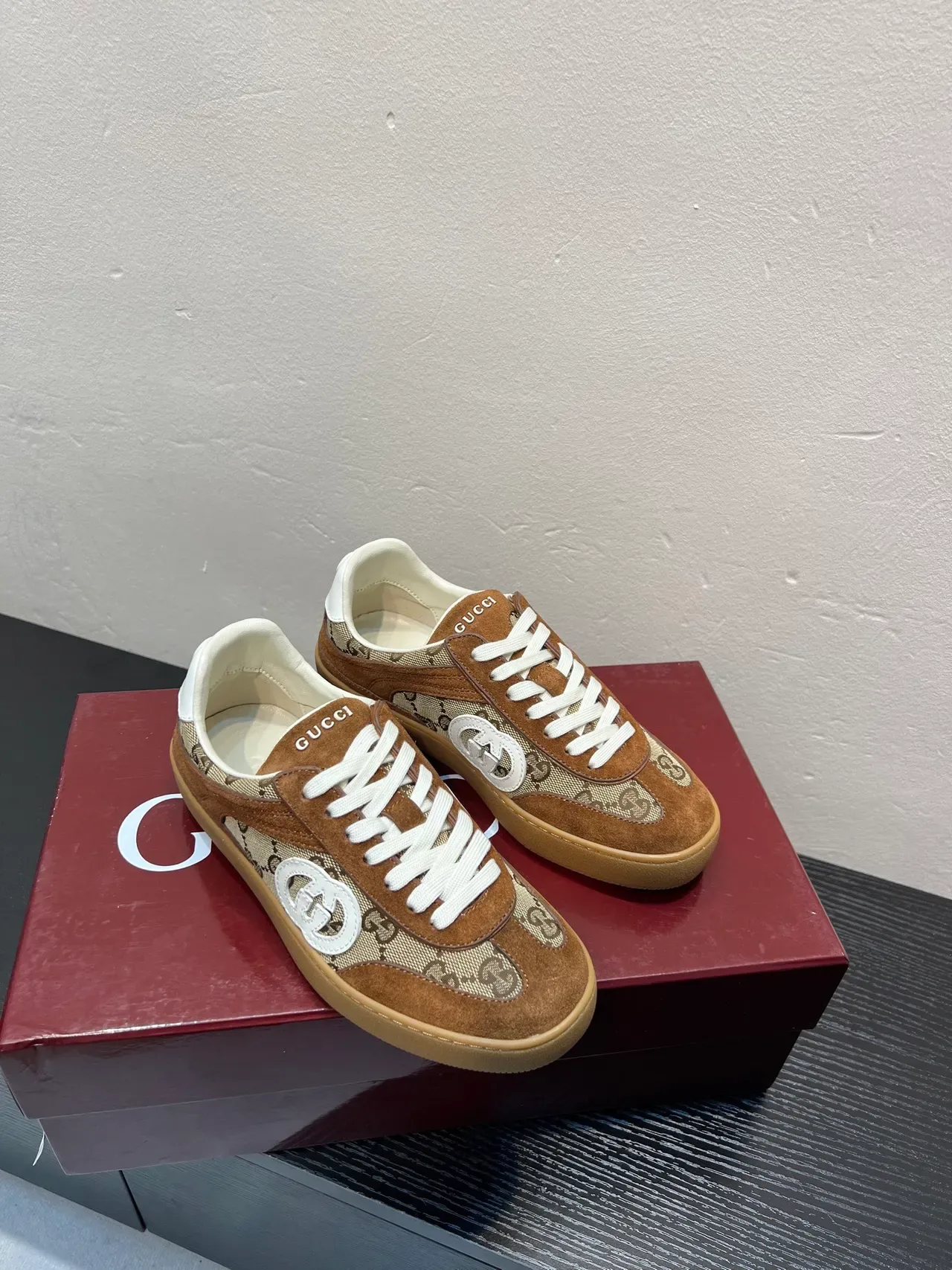Gucci Tennis 1977 Daim marron et GG Monogram Sneakers Lifestyle 5