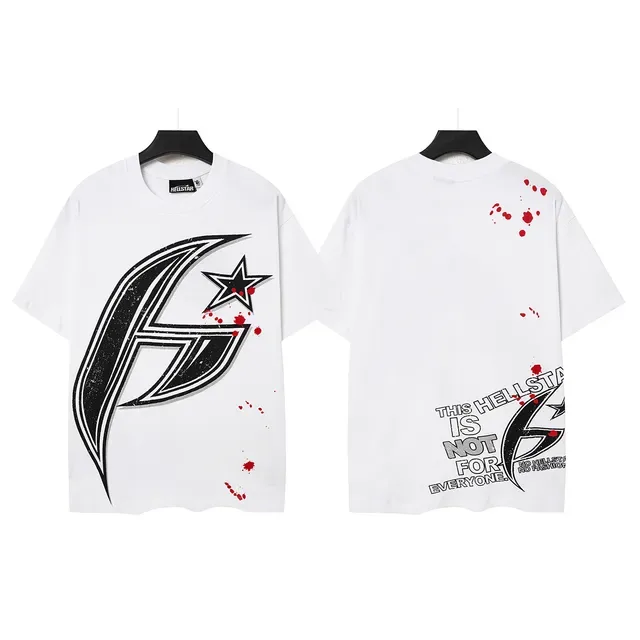 Camiseta Hellstar branca e preta com estampa gráfica e corte oversized 2