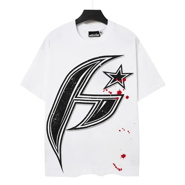 Camiseta Hellstar branca e preta com estampa gráfica e corte oversized 3