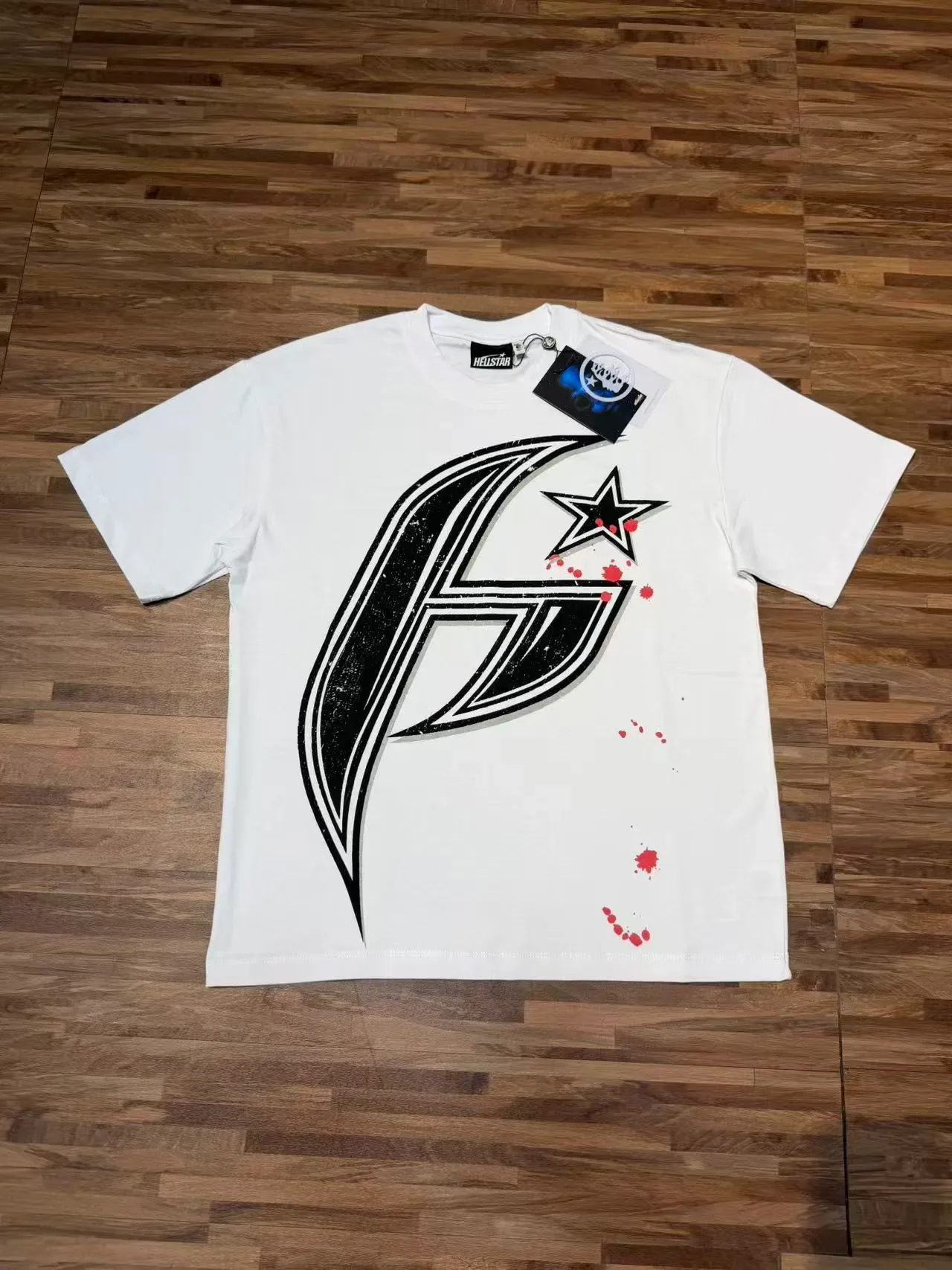 Camiseta Hellstar branca e preta com estampa gráfica e corte oversized 5