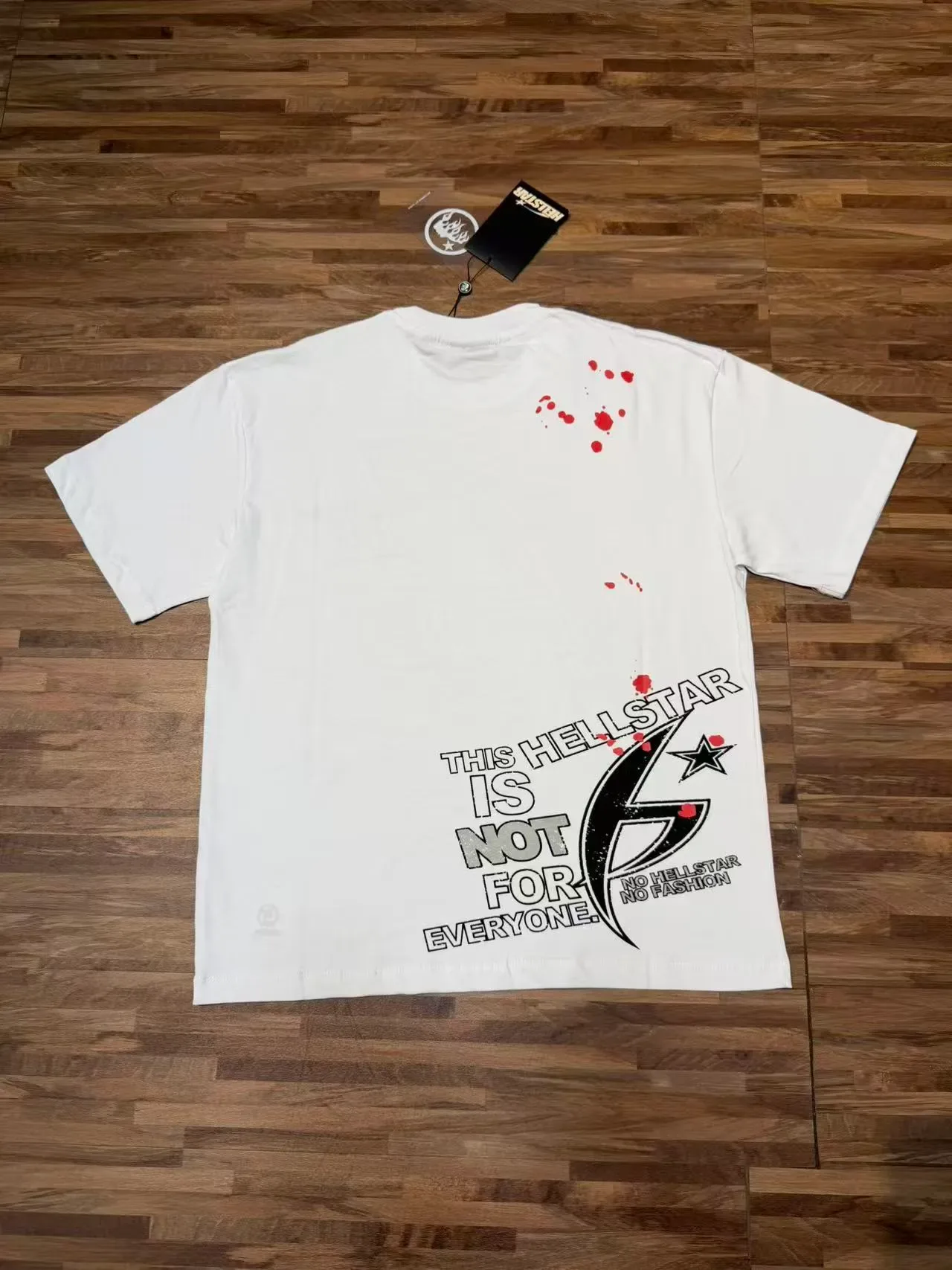 Camiseta Hellstar branca e preta com estampa gráfica e corte oversized 6