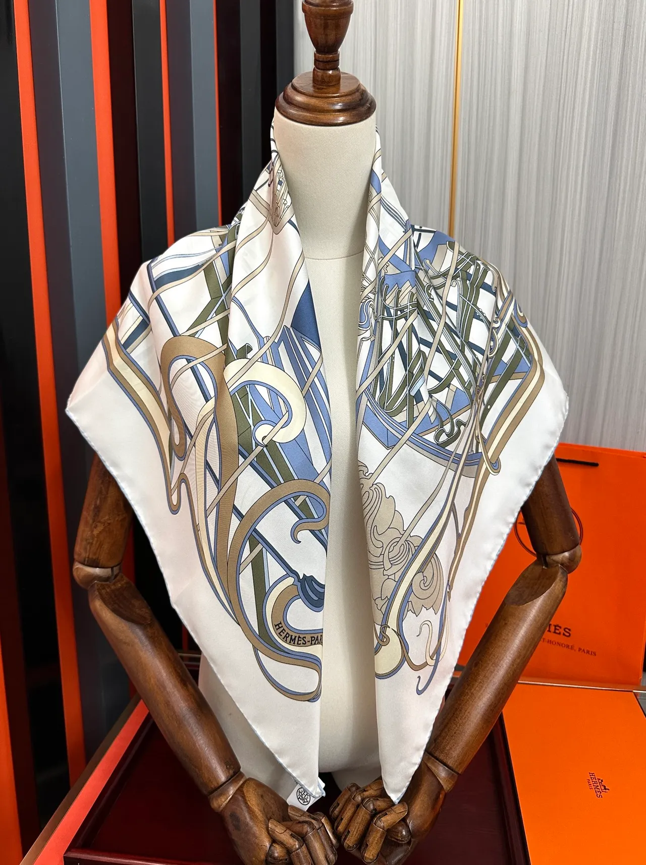 Hermès بيج أزرق طباعة فن نوفا قاعدة كريم وشاح حرير 2