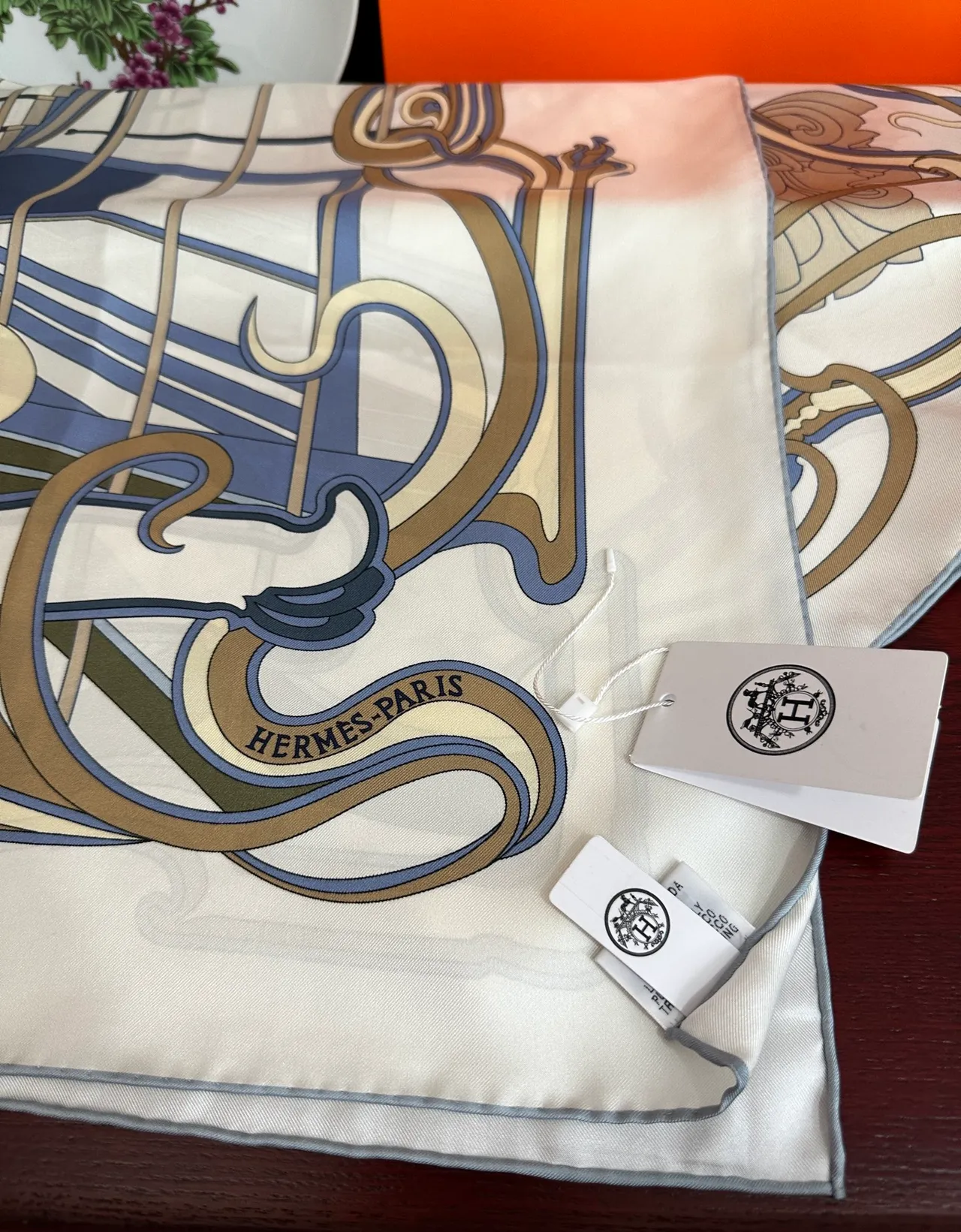 Hermès بيج أزرق طباعة فن نوفا قاعدة كريم وشاح حرير 4